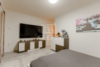 Mogyoród Совмещенный дом 21