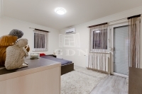 Mogyoród Совмещенный дом 20