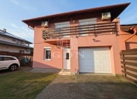 Mogyoród Совмещенный дом 25